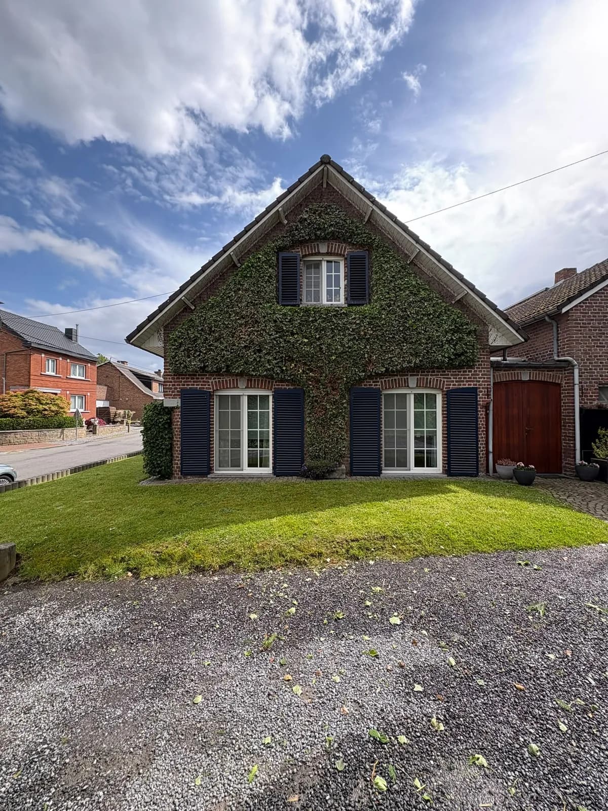 Jardin entretenu devant une maison à la vigne